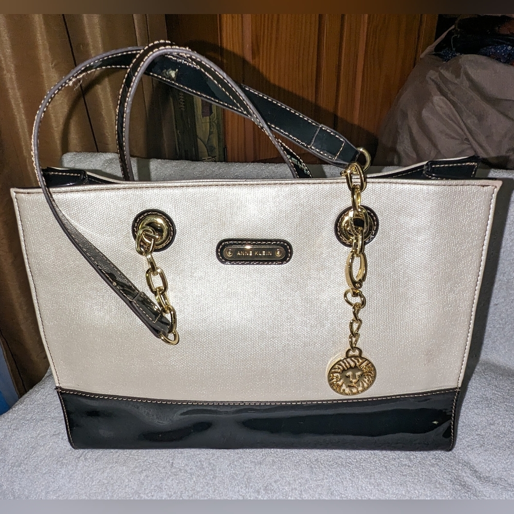 Anne Klein cream and black shoulder bag.